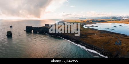 Vue aérienne de la côte islandaise sur la plage noire. Banque D'Images