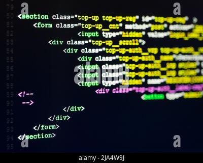 Code HTML de l'ordinateur. Développement de logiciels. Code source du logiciel. Écriture du code de programmation sur l'ordinateur portable. Banque D'Images