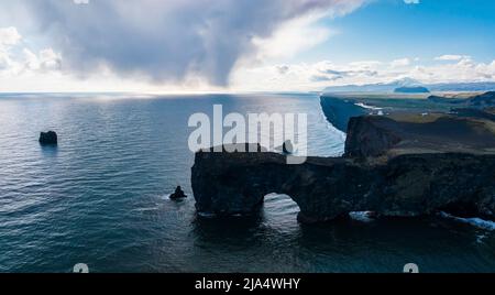 Vue aérienne de la côte islandaise sur la plage noire. Banque D'Images
