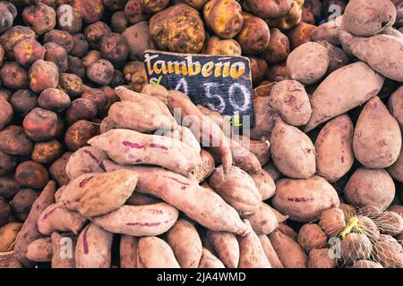 Différents types de pommes de terre sur le marché local de la ville d'Arequipa, Pérou, Amérique du Sud. Banque D'Images