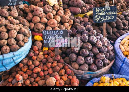 Différents types de pommes de terre sur le marché local de la ville d'Arequipa, Pérou, Amérique du Sud. Banque D'Images