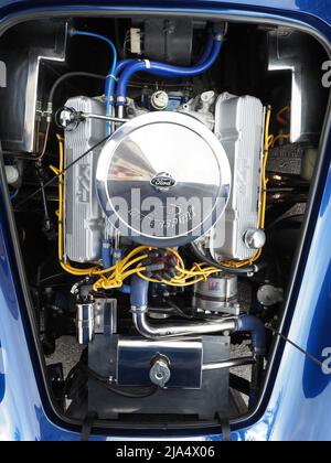 Gros plan au-dessus du moteur Ford V8 5,7lt dans une réplique de Shelby Cobra bleu métallique de AK Sportscars UK. Construit en 2003. Banque D'Images