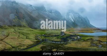 Vue aérienne d'un village viking lors d'une journée pluvieuse en Islande. Banque D'Images