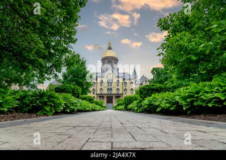 South Bend, Indiana, États-Unis. 26th mai 2022. Le Dôme d'Or au sommet du bâtiment principal de l'Université notre Dame (photo : © Walter G. Arce Sr./ZUMA Press Wire) Banque D'Images