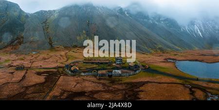 Vue aérienne d'un village viking lors d'une journée pluvieuse en Islande. Banque D'Images