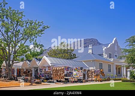 Souvenirs se tient au marché du village dans la ville de Franschhoek, Stellenbosch, Cape Winelands, province du Cap occidental, Afrique du Sud Banque D'Images