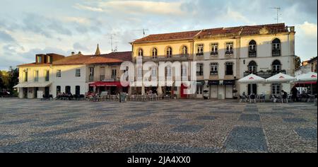 Maisons de ville traditionnelles du côté sud de Praca de Mouzinho Albuquerque, Batalha, Portugal Banque D'Images