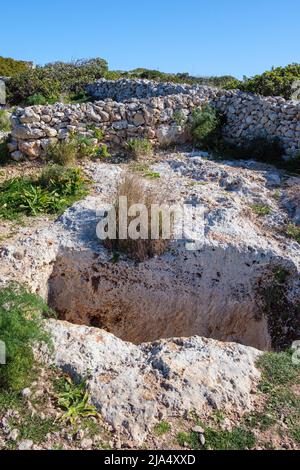 Un tombeau punique, sentier du patrimoine Xemxija, crête de Bajda, Xemija, baie de St Paul, Malte Banque D'Images