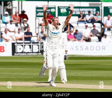 Chelmsford, Royaume-Uni. 27th mai 2022. CHELMSFORD ANGLETERRE - MAI 27 : Kyle Jamieson de Nouvelle-Zélande célèbre LBW sur Nick Gubbind lors d'un match amical de quatre jours (jour 2 de 4) entre le CountyXI de première classe contre la Nouvelle-Zélande au sol du comté de Cloud, Chelmsford le 27th mai, 2022 crédit: Action Foto Sport/Alay Live News Banque D'Images