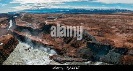 Vue panoramique aérienne de la destination touristique populaire - chute d'eau de Gullfoss. Banque D'Images