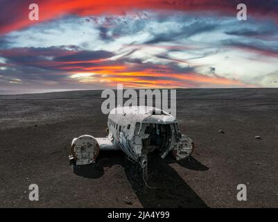 Vue aérienne de l'ancien avion écrasé abandonné sur la plage de Solheimasandur près de Vik, Islande. Banque D'Images