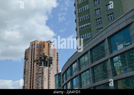 L'immeuble du 6A, rue Lobanovskoho, qui a été frappé par un missile russe le 26 février 2022, montre les dommages causés par l'attaque, Kiev, capitale de l'Ukraine le 26 mai 2022. Photo de Oleksandra Butova/Ukrinform/ABACAPRESS.COM Banque D'Images