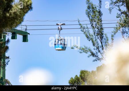 Câblage. Téléphérique de Madrid qui relie le Parque del Oeste à la Casa de Campo de Madrid. Journée claire avec un ciel bleu, en Espagne. Europe. Photo Banque D'Images