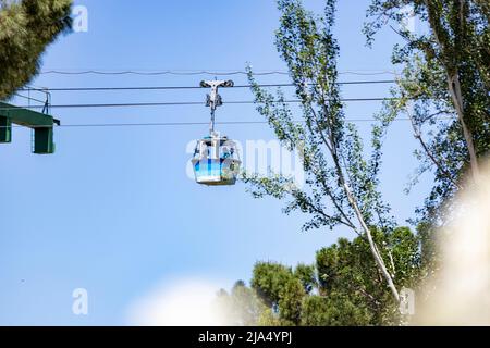 Câblage. Téléphérique de Madrid qui relie le Parque del Oeste à la Casa de Campo de Madrid. Journée claire avec un ciel bleu, en Espagne. Europe. Photo Banque D'Images