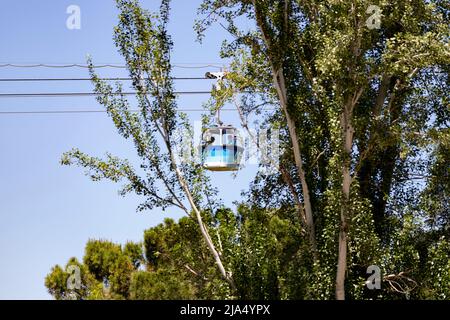 Câblage. Téléphérique de Madrid qui relie le Parque del Oeste à la Casa de Campo de Madrid. Journée claire avec un ciel bleu, en Espagne. Europe. Photo Banque D'Images