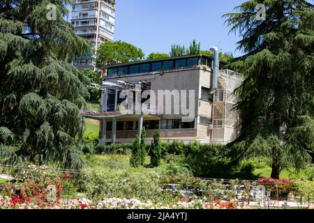 Câblage. Téléphérique de Madrid qui relie le Parque del Oeste à la Casa de Campo de Madrid. Journée claire avec un ciel bleu, en Espagne. Europe. Photo Banque D'Images