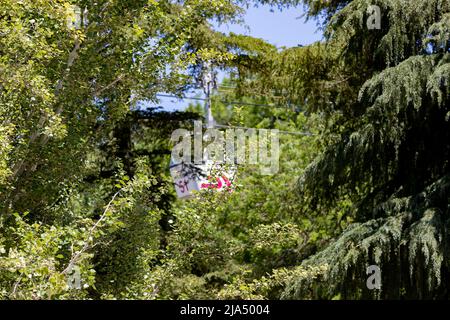 Câblage. Téléphérique de Madrid qui relie le Parque del Oeste à la Casa de Campo de Madrid. Journée claire avec un ciel bleu, en Espagne. Europe. Photo Banque D'Images