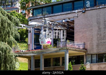 Câblage. Téléphérique de Madrid qui relie le Parque del Oeste à la Casa de Campo de Madrid. Journée claire avec un ciel bleu, en Espagne. Europe. Photo Banque D'Images