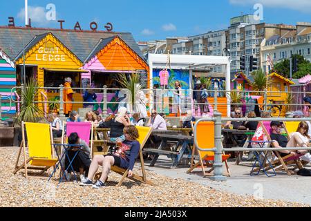 Goat Ledge, café en bord de mer avec des gens lors d'une chaude journée ensoleillée, St leonards, hastings, East sussex, royaume-uni Banque D'Images