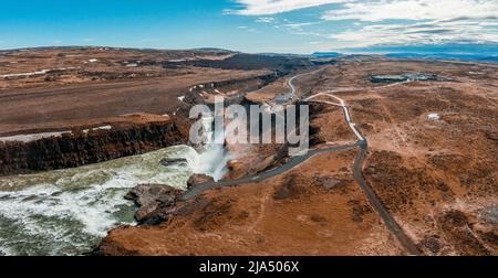 Vue panoramique aérienne de la destination touristique populaire - chute d'eau de Gullfoss. Banque D'Images