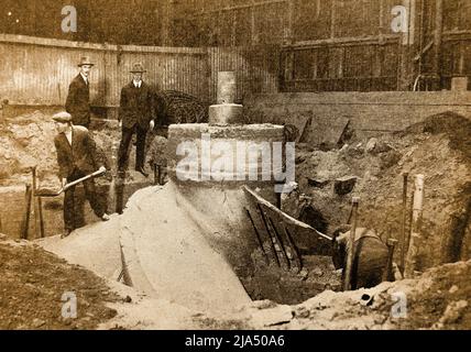 Pièces moulées métalliques - Une photo de presse ancienne rare et inhabituelle d'un ouvrier qui retire l'hélice et l'arbre du revêtement Cunard White Star, Mauretania ( RMS Mauretania -1938), de son moule. Le paquebot qui a été lancé le 28 juillet 1938 au chantier naval Cammell Laird, à Birkenhead, en Angleterre, a été achevé en mai 1939. Banque D'Images