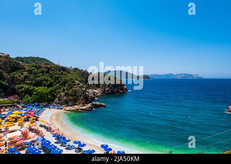 Vue sur le paysage et la plage de Kas avec la mer Méditerranée. Kas est une station balnéaire populaire près d'Antalya, Turquie. Banque D'Images