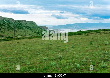 Paysage de montagne à proximité du réservoir de la centrale hydroélectrique de Chirkey à Dagestan Banque D'Images