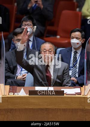 (220527) -- NATIONS UNIES, 27 mai 2022 (Xinhua) -- Zhang Jun, représentant permanent de la Chine auprès des Nations Unies, lève la main pour opposer son veto à un projet de résolution du Conseil de sécurité de l'ONU visant à imposer de nouvelles sanctions à la République populaire démocratique de Corée (RPDC), au siège de l'ONU à New York, le 26 mai 2022. (Manuel Elias/un photo/document via Xinhua) Banque D'Images