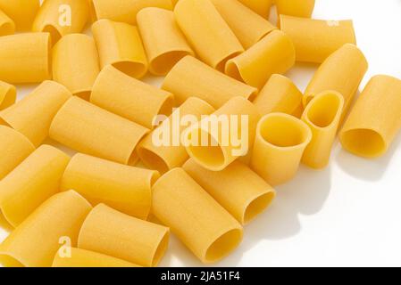 Pâtes Paccheri isolées sur des macaroni blancs typiquement italiens de Gragnano Banque D'Images