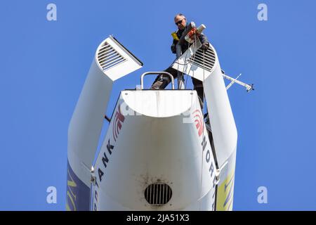 Lelystad, pays-Bas - 22 avril 2022 : ouvrier de la construction chargé de l'entretien dans la gondole de l'éolienne Banque D'Images