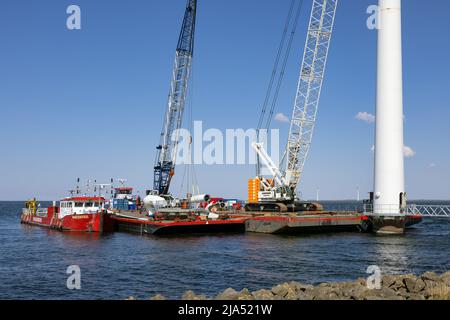 Lelystad, pays-Bas - 22 avril 2022 : navire-grue et navire de ravitaillement chargé de la démolition de l'ancienne éolienne offshore Banque D'Images