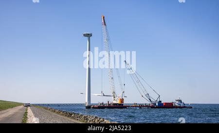 Lelystad, pays-Bas - 22 avril 2022 : hélice de levage de navires-grues pour démolition d'une ferme éolienne offshore Banque D'Images