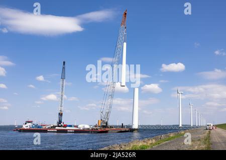 Lelystad, pays-Bas - 22 avril 2022 : navire-grue et navire de ravitaillement chargé de la démolition de l'ancienne éolienne offshore Banque D'Images