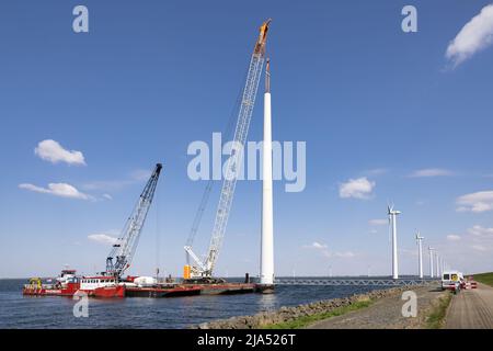 Lelystad, pays-Bas - 22 avril 2022 : navire-grue et navire de ravitaillement chargé de la démolition de l'ancienne éolienne offshore Banque D'Images