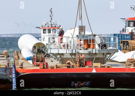 Lelystad, pays-Bas - 22 avril 2022 : navire-grue et navire de ravitaillement chargé de la démolition de l'ancienne éolienne offshore Banque D'Images