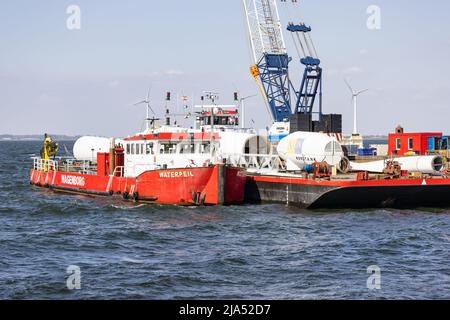 Lelystad, pays-Bas - 22 avril 2022 : navire-grue et navire de ravitaillement chargé de la démolition de l'ancienne éolienne offshore Banque D'Images