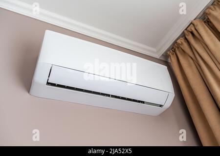 Air conditionné sur le mur dans la chambre. Banque D'Images