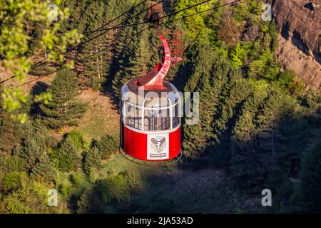 Kislovodsk, Russie - 13 mai 2022 : cabine rouge du téléphérique dans le parc national de Kislovodsk Banque D'Images