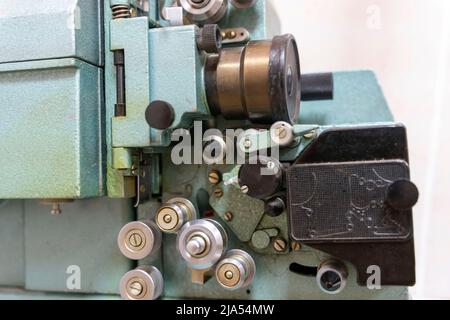 vieux projecteur de cinéma vintage. gros plan d'un projecteur de film élégant Banque D'Images