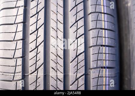 pneus d'été pour voitures neuves de suite. Gros plan sur la bande de roulement des pneus de voiture. Banque D'Images