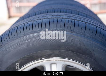 pneus d'été pour voitures neuves de suite. Gros plan sur la bande de roulement des pneus de voiture. Banque D'Images