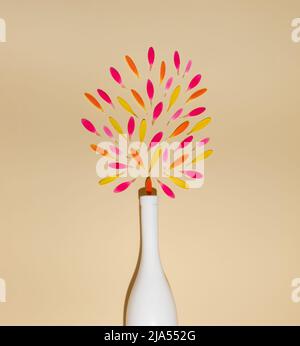 Bouteille de champagne blanc et pétales de fleurs. Arrière-plan élégant et minimaliste. Banque D'Images