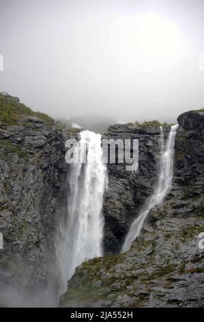 La chute de Krunefossen - une chute d'eau d'une hauteur totale de 2000 pieds de glacier à fond de vallée. Les chutes d'eau voisines peuvent également b Banque D'Images