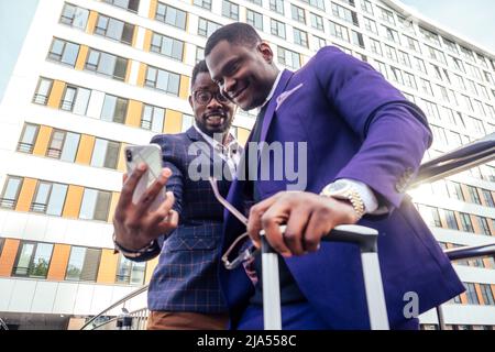 deux beaux et jeunes afro-américains faisant le portrait du selfie sur smartphone à l'aéroport Banque D'Images