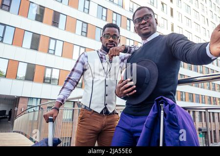 deux beaux et jeunes afro-américains faisant le portrait du selfie sur smartphone à l'aéroport Banque D'Images