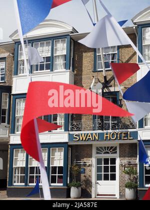 Décorations du Jubilé de diamant sur la place du marché de Southwold, une ville balnéaire de Suffolk. Banque D'Images