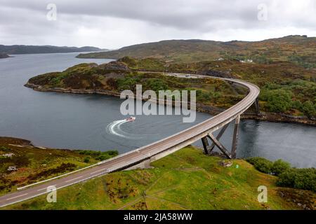 Vue aérienne du pont de Kylesku traversant le Loch Chairn Bhain à Sutherland, Écosse, Royaume-Uni Banque D'Images