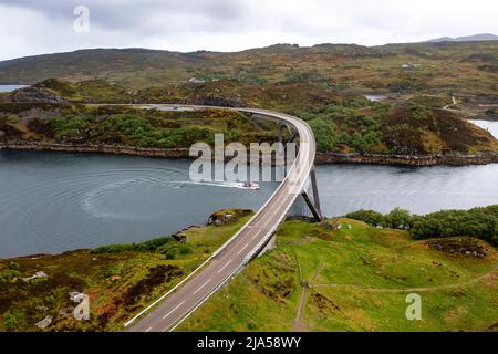 Vue aérienne du pont de Kylesku traversant le Loch Chairn Bhain à Sutherland, Écosse, Royaume-Uni Banque D'Images