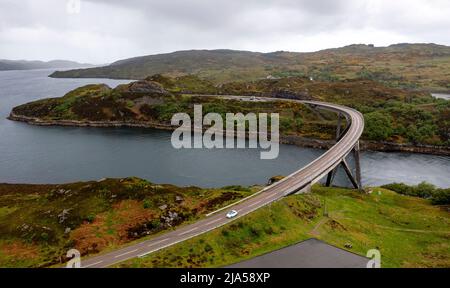 Vue aérienne du pont de Kylesku traversant le Loch Chairn Bhain à Sutherland, Écosse, Royaume-Uni Banque D'Images