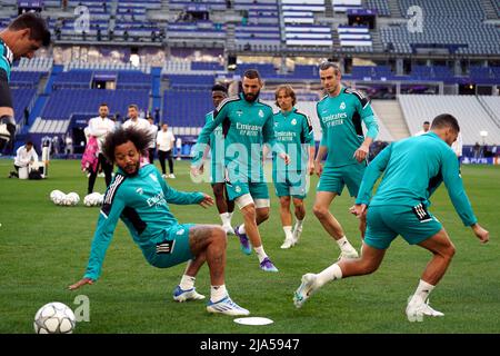 Karim Benzema et Gareth Bale du Real Madrid lors d'une session d'entraînement au Stade de France, avant la finale de la Ligue des champions de l'UEFA à Paris samedi. Date de la photo: Vendredi 27 mai 2022. Banque D'Images